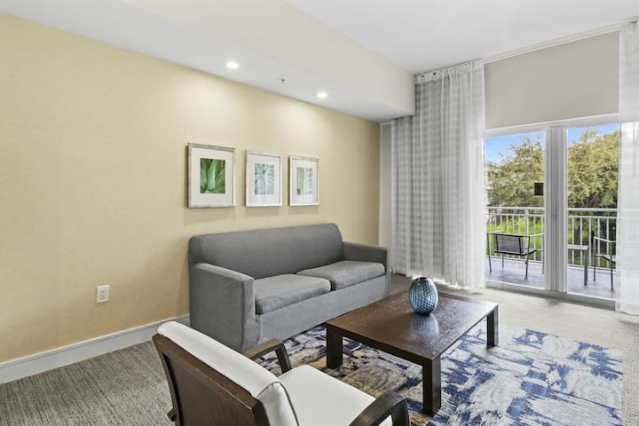 Escape To Paradise | 4 Units W/ Balcony & Kitchen - Miami Lakes, FL