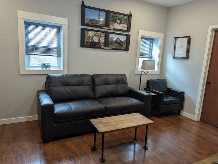 Sofá cama tamaño queen para espacio adicional para dormir.