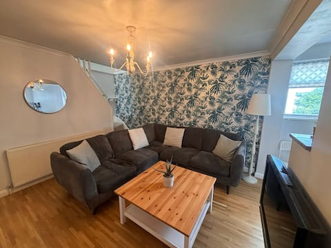 Spacious & Stylish 2 Storey, 3 Bed Apartment