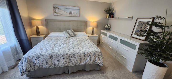 Dormitorio principal con cama tamaño king, vestidor y baño privado adjunto de 4 piezas que incluye una gran bañera y ducha separada.