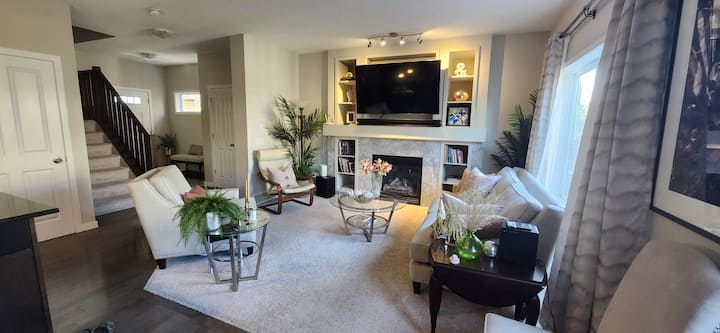 Relaxing 2-storey Home For 4 People, Fireplace. - Okotoks
