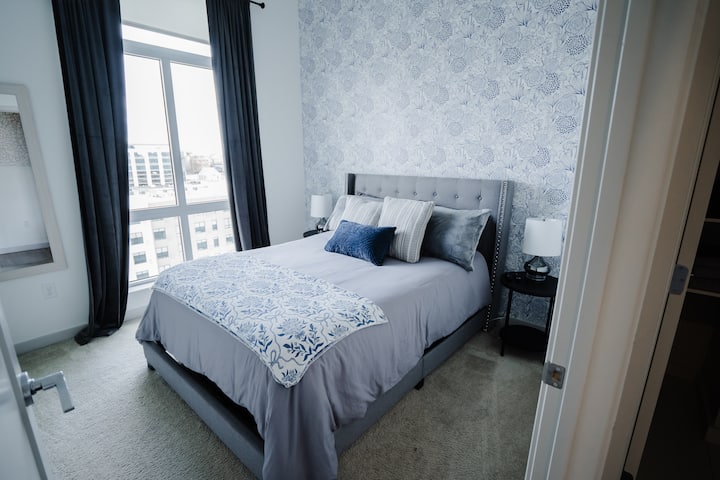 Downtown Luxury Penthouse 1bd, Pool & Parking - Bridgestone Arena