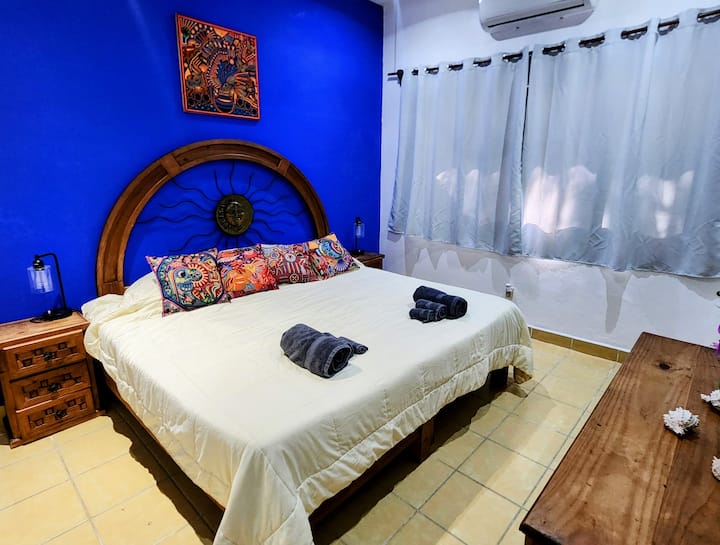 La habitación azul está ubicada en la planta baja con su propia puerta privada al patio.