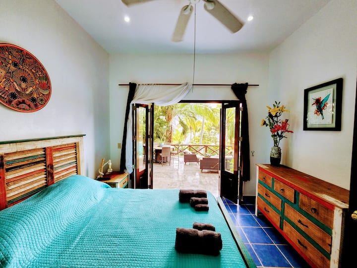 La habitación de Cancún se encuentra en la planta baja con puertas de acuerdo con vistas al mar/playa y acceso directamente a la piscina/patio.