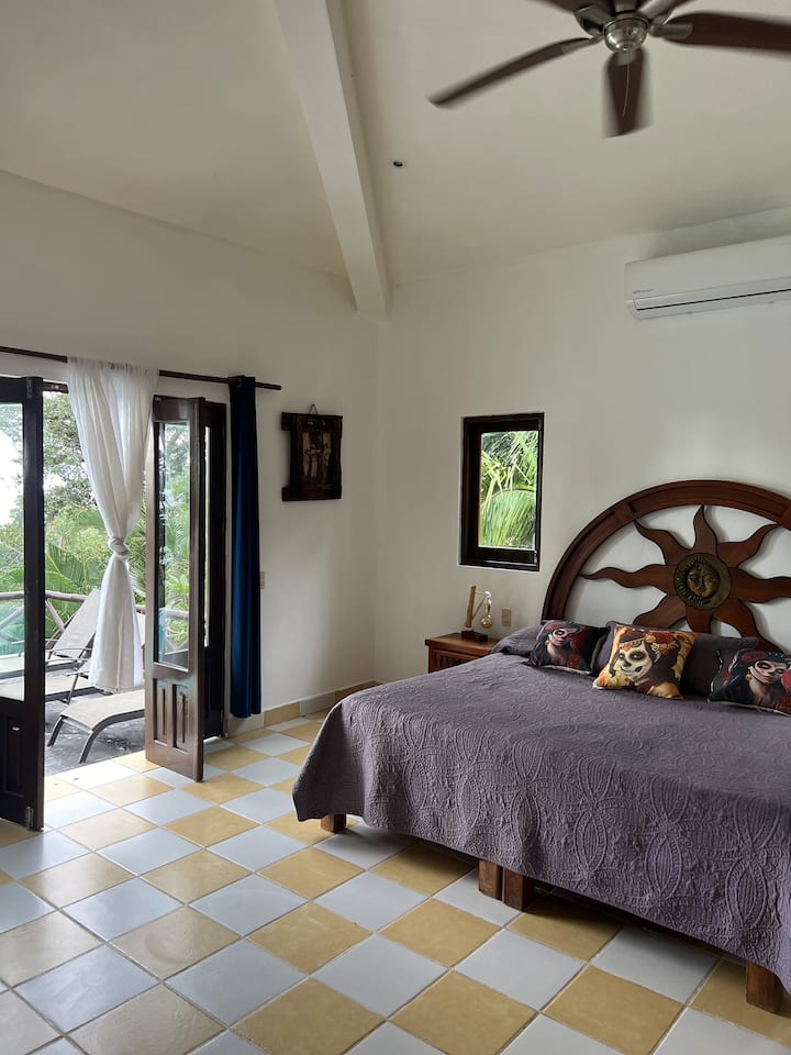El dormitorio principal del día de los muertos está ubicado en la planta baja con vistas al mar/playa y acceso directamente a la piscina/patio.  También tiene un baño principal grande. 