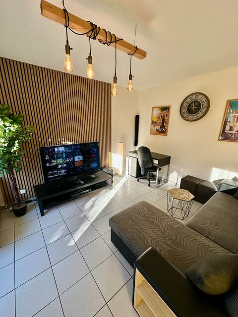 Top Airbnb: house with garden & free parking - 8 people in Nîmes
