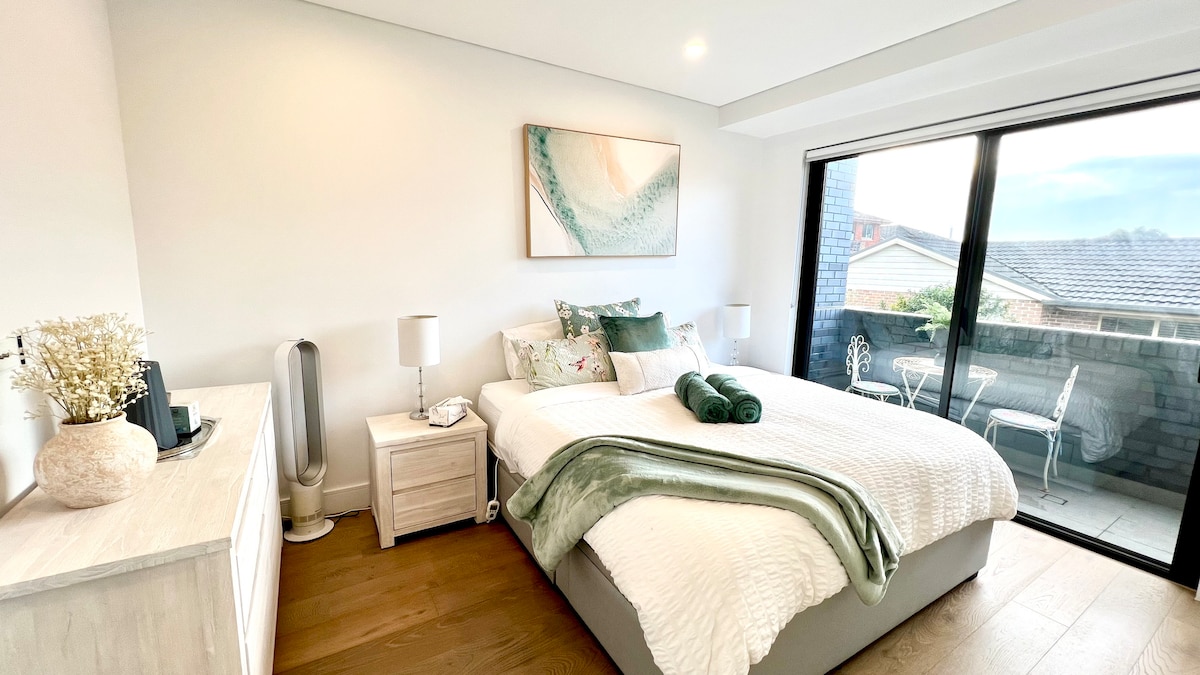 Dormitorio principal con cama tamaño king , balcón y baño privado . Un lujoso dormitorio principal que incluye espacio en el armario, mesitas de noche, lámparas y tocador.