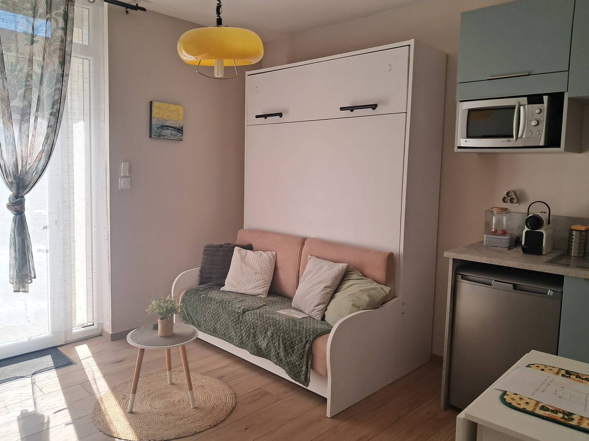 Pleasant studio in the heart of the village.