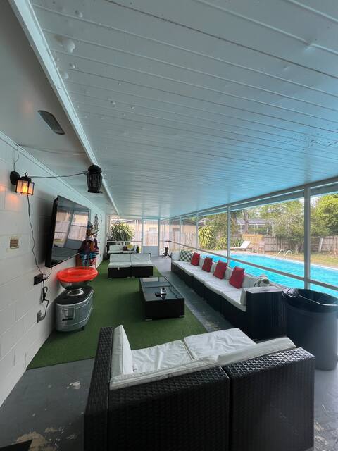 Sleeps 16! 10 min from sports complex/homewithpool