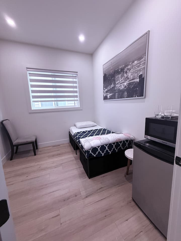 Casa acogedora y tranquila. La habitación privada está amueblada con una cómoda cama individual, escritorio y silla, dispensador de agua de manantial caliente/fría, microondas y nevera. La ropa de cama está garantizada, recién lavada y desinfectada con calor.