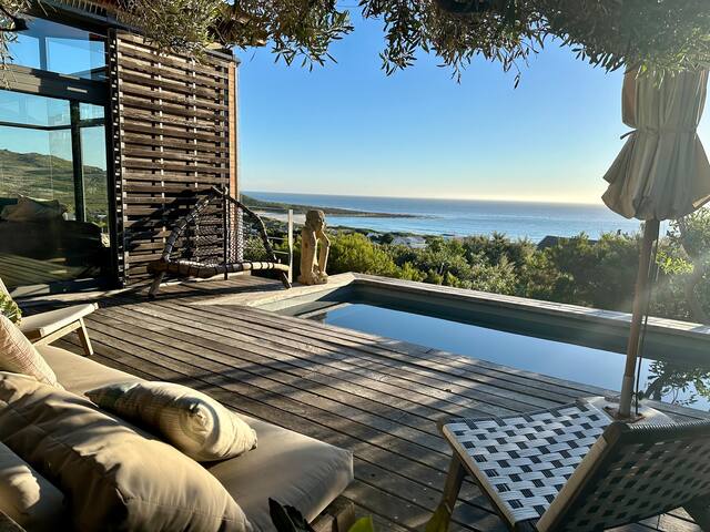 Stunning Scarborough Beach Villa gallery image 3