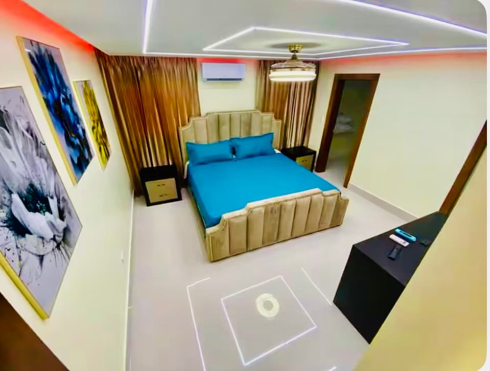 Dormitorio principal, cama tamaño king, TV de 42 pulgadas por cable, baño en suite y vestidor . 