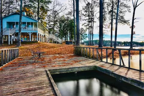 Beautiful lakehouse w/hot tub and fishing!