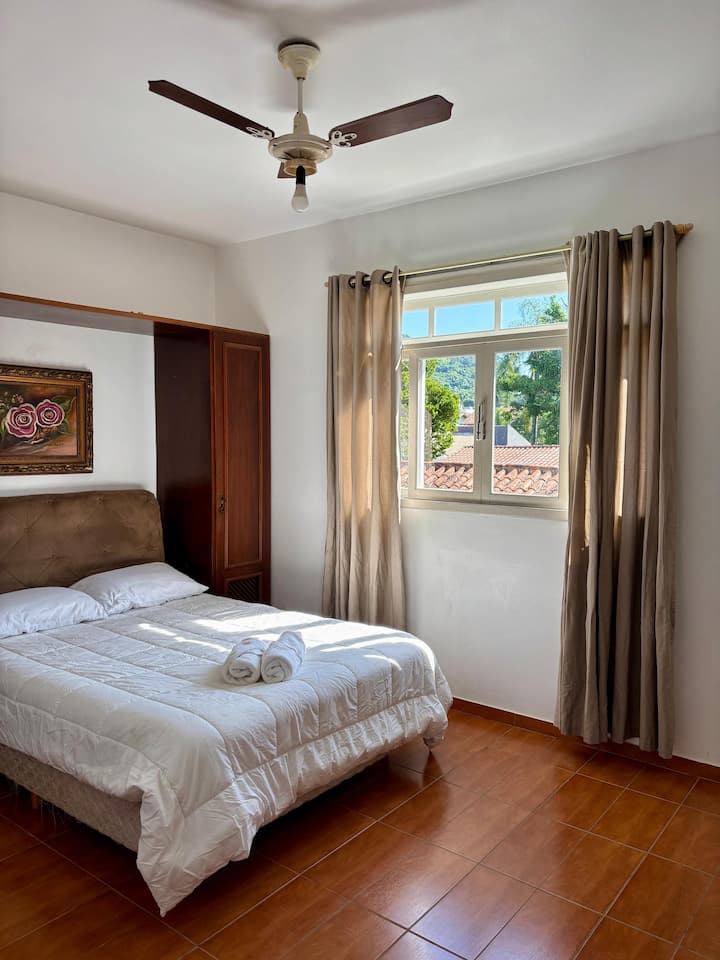 традиционален брачен кревет со гардеробер, клима-уред и вентилатор на таванот