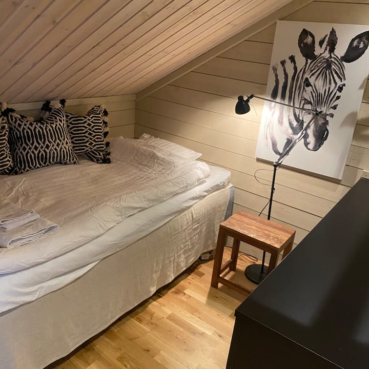 Studiolägenheten erbjuder även en liten sovalkov med enkelsäng (120 cm). Här kan par sova eller barn som vill sova i samma säng. Gott om förvaring, i lådor och hängande, som räcker till alla i boendet. Möjlighet att stänga för sovalkov med draperi. 