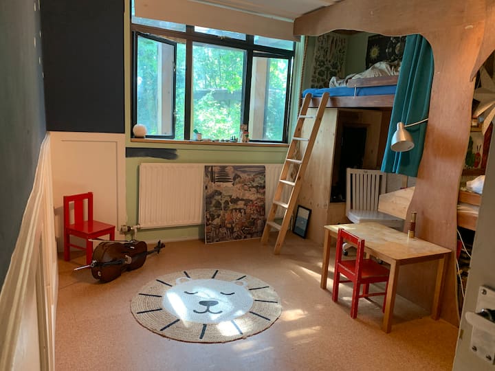 Habitación doble para niños que muestra el acceso a la litera superior y la escalera, adecuada a partir de 5/6 años. (La otra cama está a una altura más baja).
Ten en cuenta que los colchones son de tamaño junior: 160x80 cm.
Hay un colchón de un solo piso disponible para hacer una cama de tamaño completo/tercera.