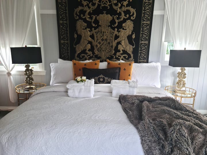 La habitación barroca: el dormitorio más grande de la casa y a todos los huéspedes les encanta.  Tiene un baño privado adjunto. Es una cama tamaño king con un sofá para relajarse. Este sofá no se usa como cama.