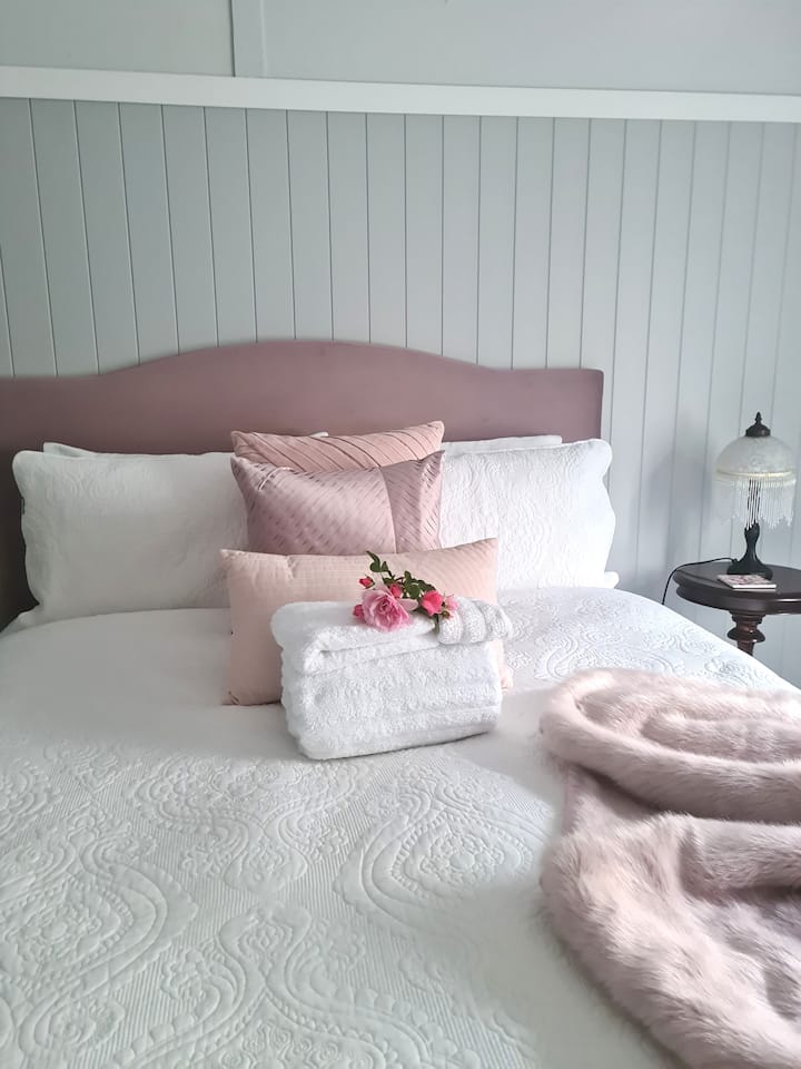 La habitación Rose: una habitación tamaño queen con toques de rubor rosa rosa.