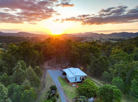 Gympie Romantic Getaway • Spa • SKB • Fireplace