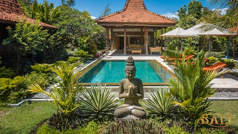 Stunning Joglo estate with free breakfast!