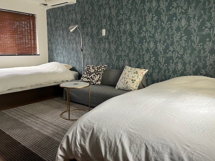 ห้อง A (ชั้นบน): 
พื้นที่นั่งเล่นอยู่ระหว่างเตียง 2 เตียง