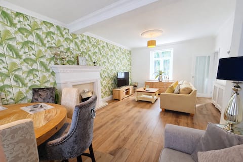Town Centre 4-Bed | Great for Groups & Families