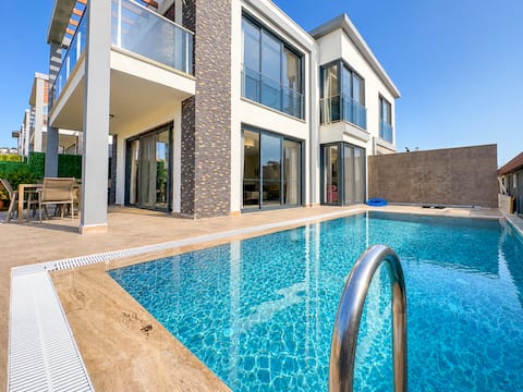 Sea view villa with private pool, 5 mins to beach