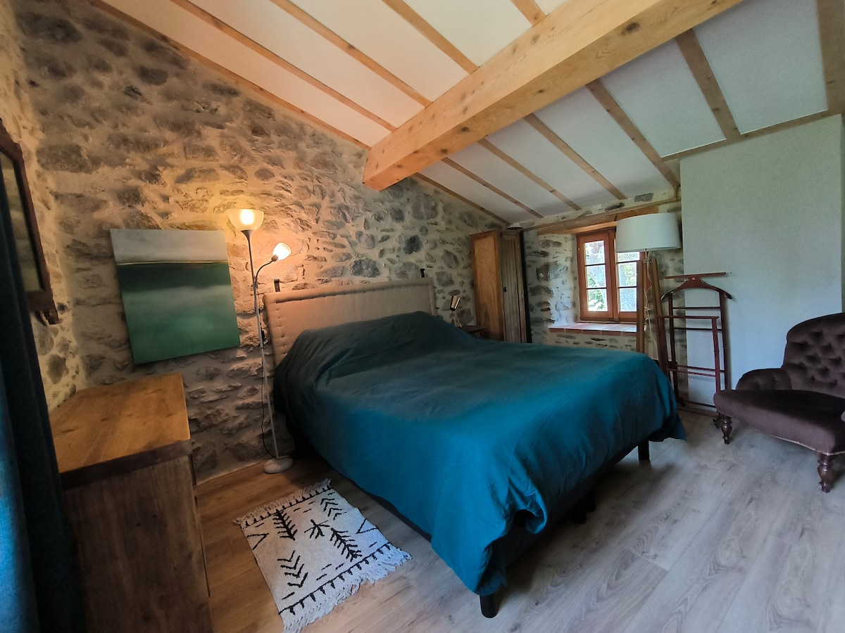habitación en el altillo con encanto en una antigua forja mecida por el río en la parte inferior. ¡¡¡Recarga de energía asegurada!!!