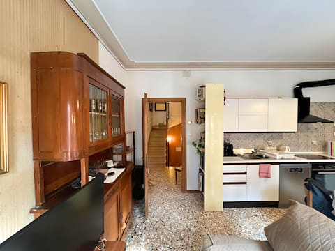 Successful Airbnb property: Charming 3-Story 1800s home in Venice center in Venice