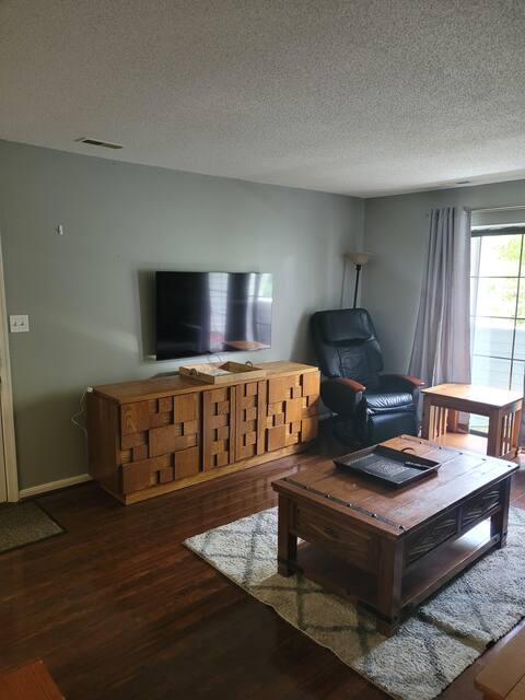 1BR,Condo 1 Assigned Parking Washer/D inside Condo