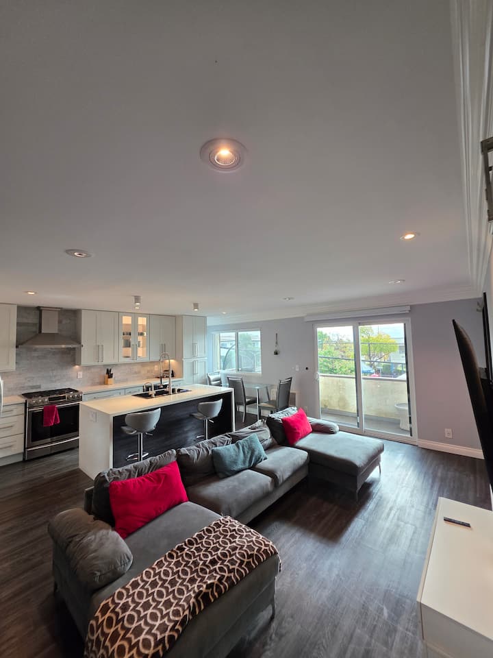 2 Bed 2 Bath 2 Parking, Sleeps 6 - Santa Monica, CA