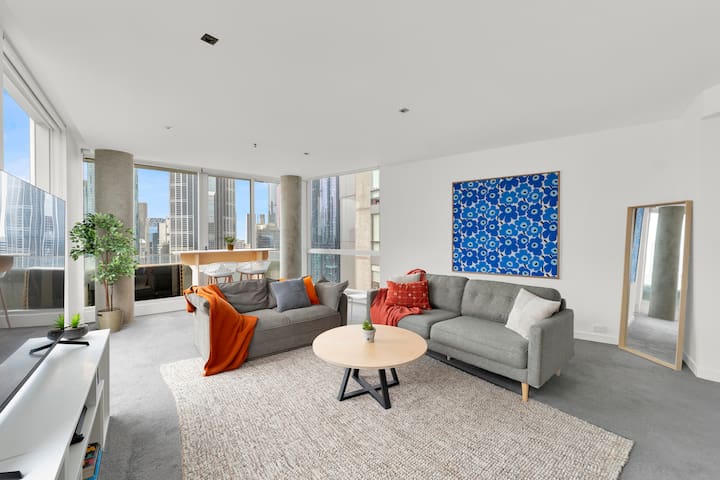 Huge, Stylish. Amazing view, pool, gym