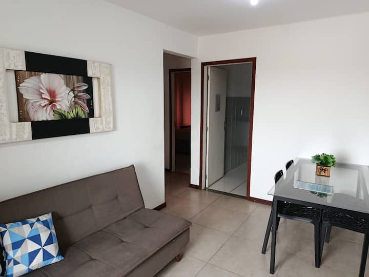 Sebule iliyo na roshani (iliyo na vifaa vya kuchoma nyama), televisheni mahiri ya inchi 32 iliyo na antenna kwa ajili ya chaneli zilizo wazi, inayotoa ufikiaji wa Video Kuu na Muziki wa Amazon, pamoja na kitanda cha sofa na meza yenye viti vinne.