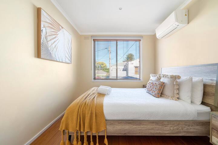 City & Sea Getaway: Spacious 3BR House w/ Parking gallery image 4