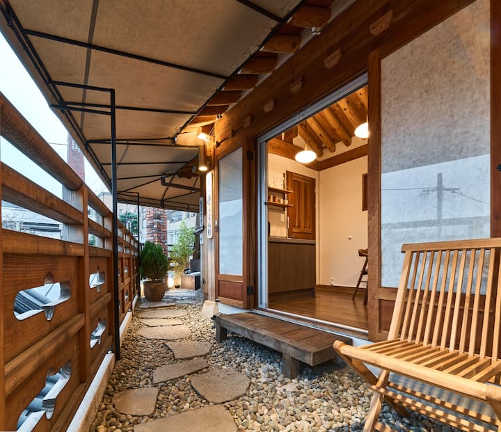 A Hanok That Warmly Embraces You, Cottage Nest - 首爾