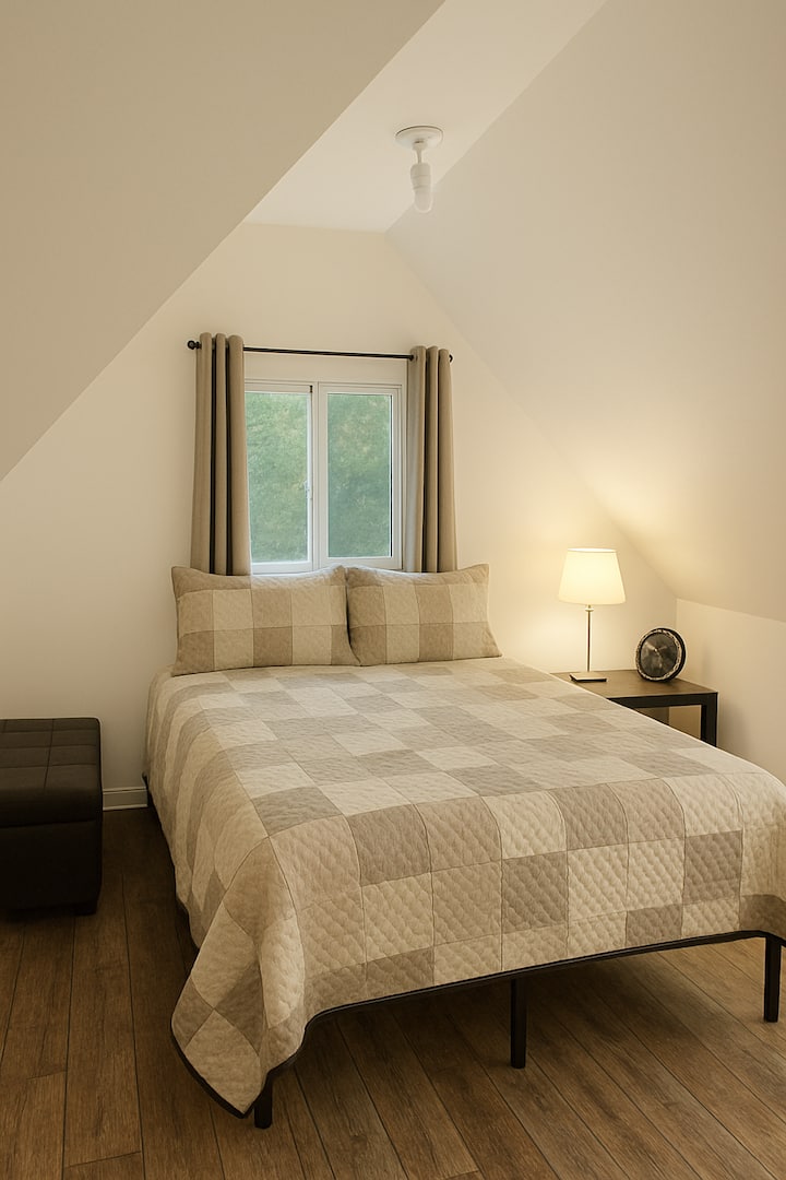 Dormitorio de estilo loft en la planta superior
Cama tamaño queen
El sillón se convierte en una cama individual