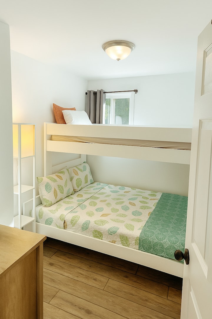 Habitación en el piso principal
Cama tamaño queen en la parte inferior
XL doble arriba