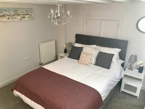 Top Airbnb: Private Luxury Cottage with stunning sea views in Benllech 'B', Llanbedrgoch, Benllech 'A', Brynteg