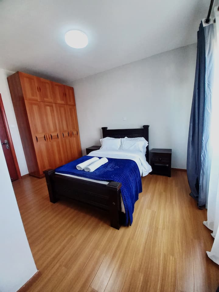 Dhoma e gjumit e vizitorëve: Të gjitha në vijim, të përgatitura me kujdes për netët e qeta dhe mëngjeset e ngadalta.