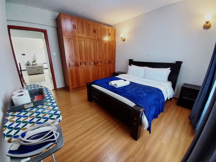 Dhoma kryesore e gjumit: Të gjitha në vijim, pushimi yt privat. Ndriçim i butë, shtroja prej pelushi dhe qetësi totale.