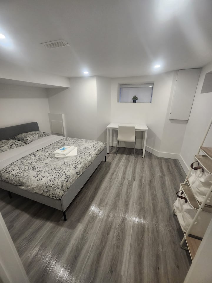 White Basement In Art House - トロント