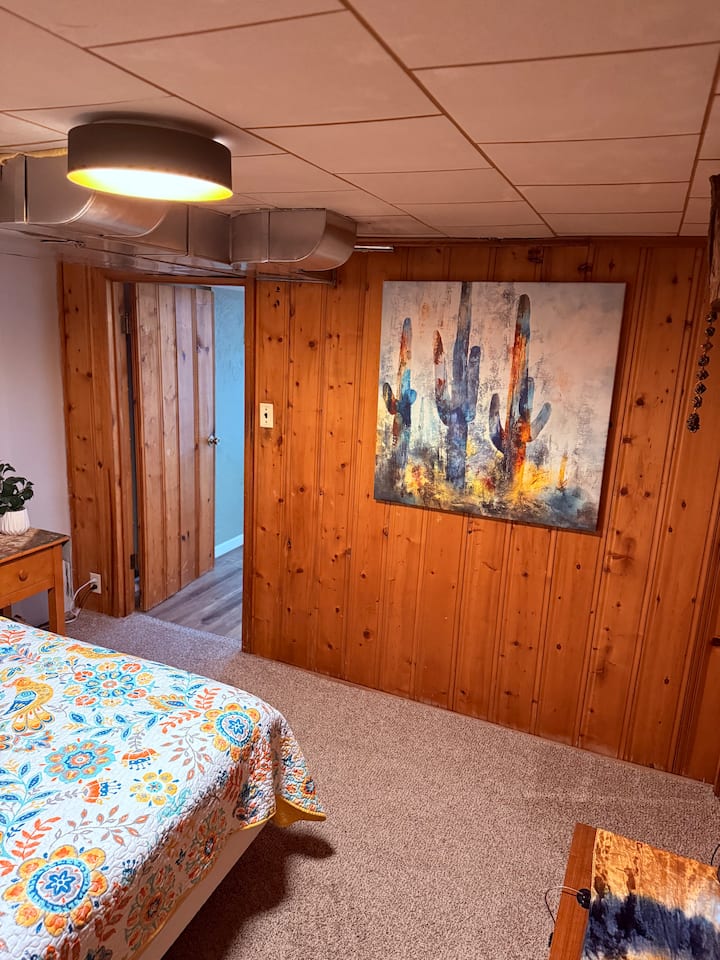 Dormitorio en el sótano con una cama doble