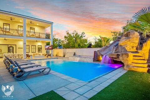 5 Suites, Private Pool, 2 Spas, Sleeps 30 Fire Pit