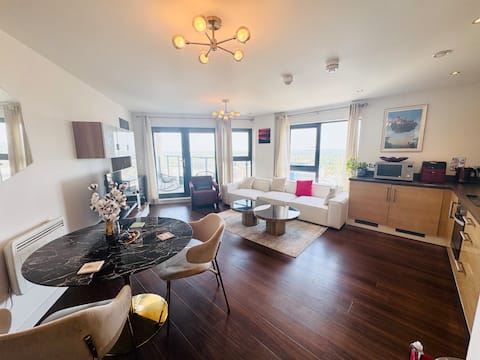 Modern Flat with Stunning Views by Woking Station
