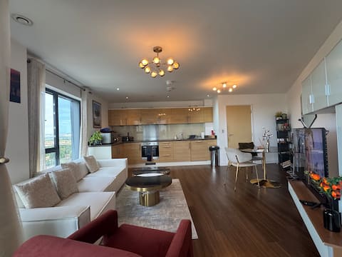 Successful Airbnb property: Modern Flat with Stunning Views by Woking Station in Woking