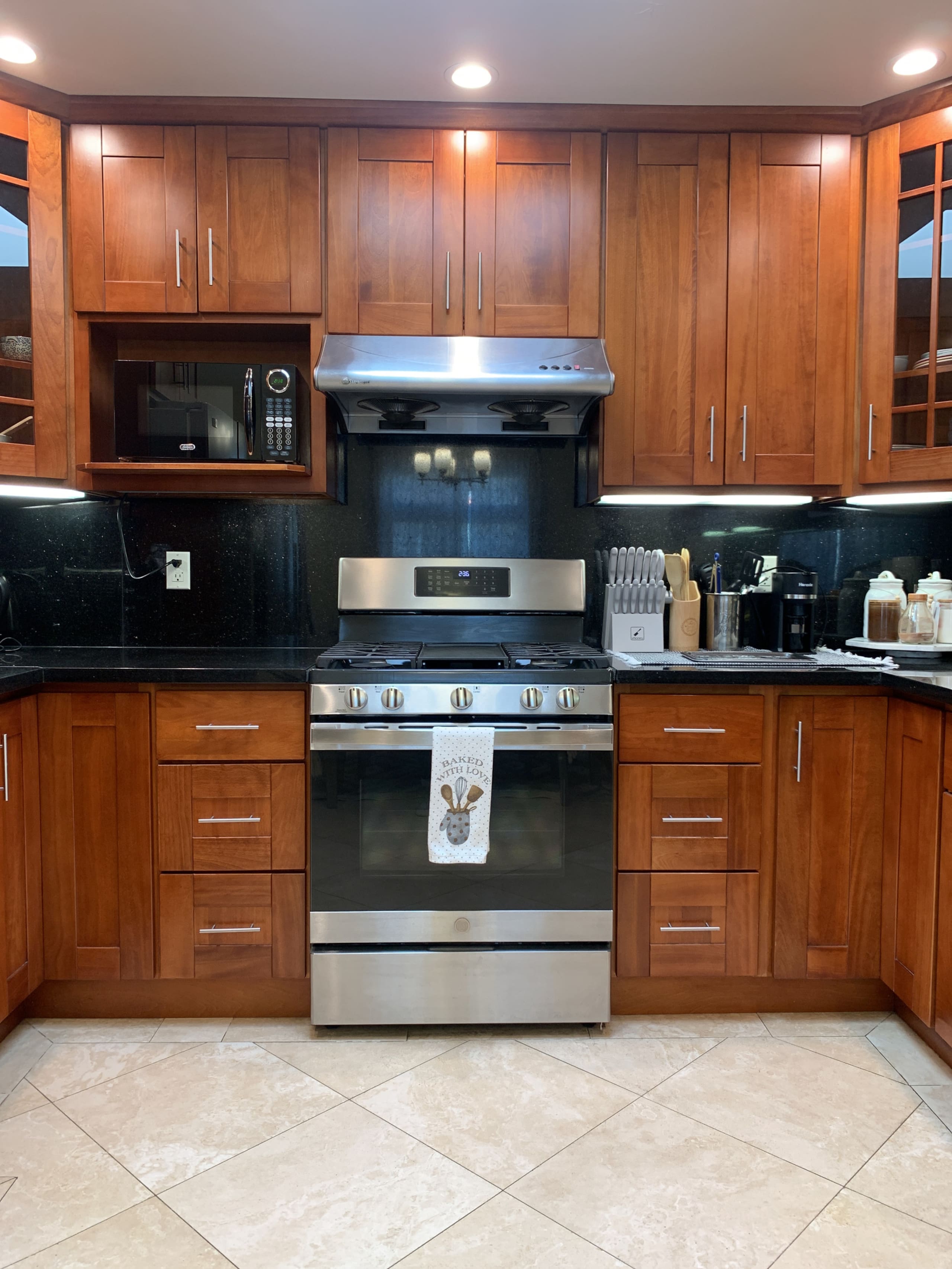 Home in San Francisco · ★4.96 · 3 bedrooms · 4 beds · 1.5 baths - Image 11