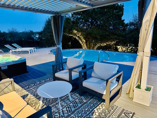 Gated villa w/ gorgeous views, pool & hot tub!