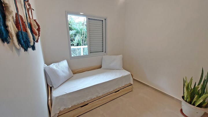 غرفة نوم بسرير فردي وإطلالة على الغابة