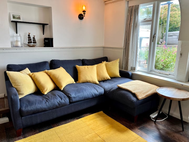 Coastal 2-bedroom Cottage W/ Hot Tub & Log Burner - Essex