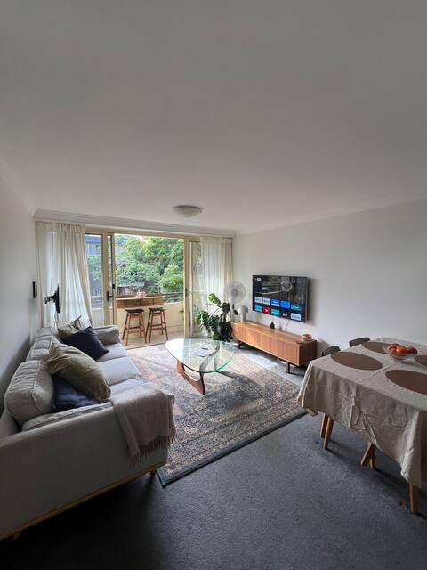 Stylish 1BR+Parking- only 9 min bus to Sydney CBD!